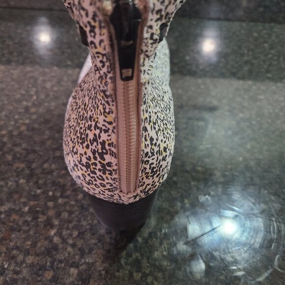 Lori Goldstein Collection Womens Peep Toe Cydney Booties Li-Binnie White US 9.5 - Picture 2 of 5